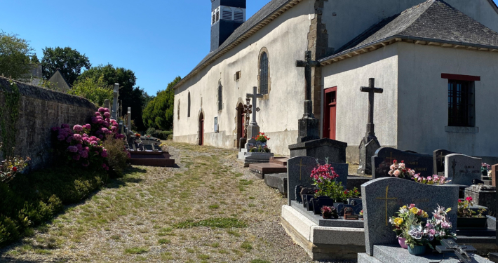 Photo de l'église et du cimetière de Saint-Sulpice-la-Forêt.
