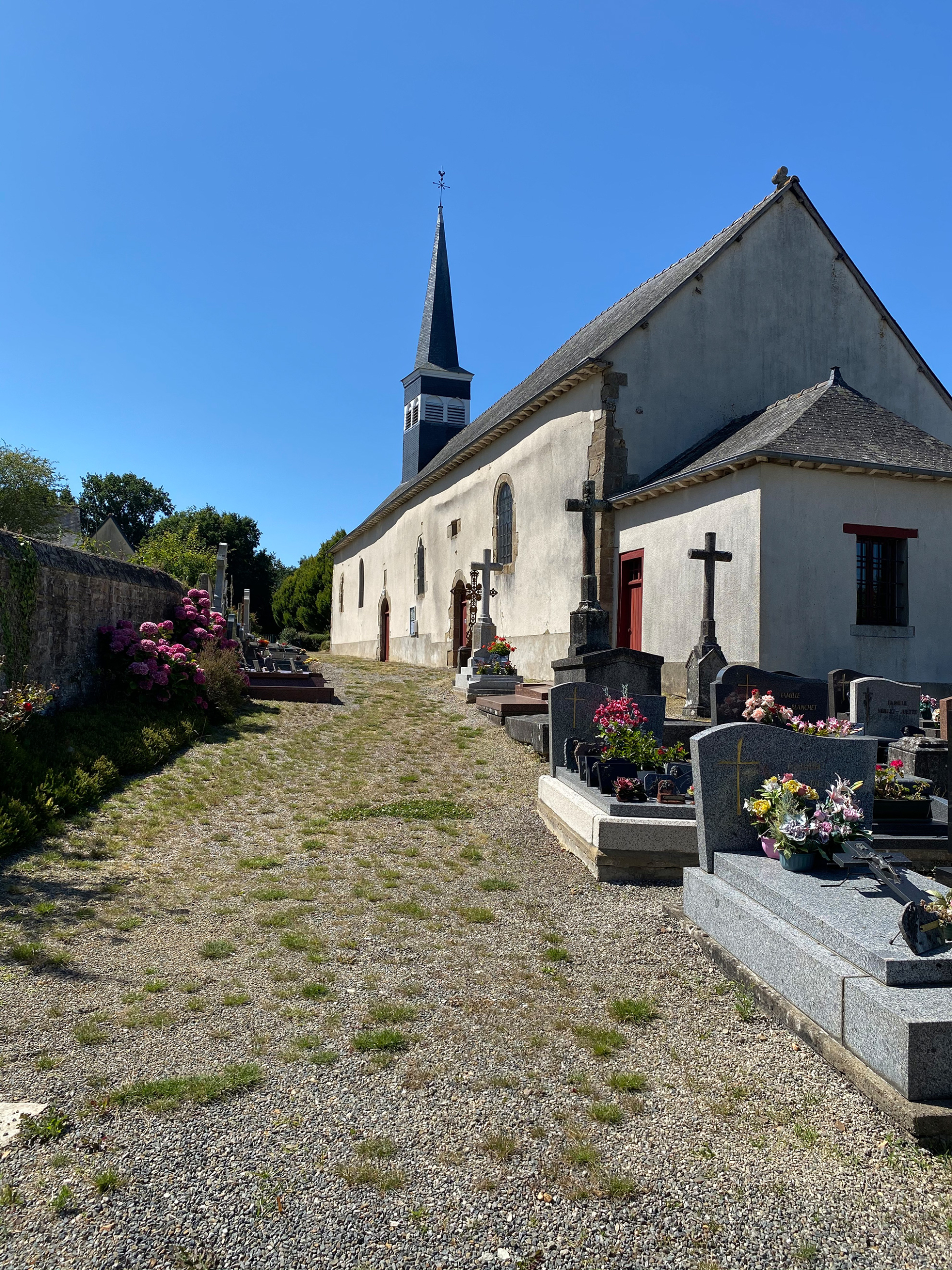 Photo de l'église et du cimetière de Saint-Sulpice-la-Forêt.