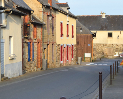 Photo de la rue de la Grange, dans le centre-bourg de Saint-Sulpice-la-Forêt.