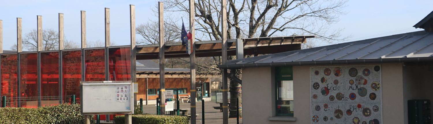 Photo de l'entrée de l'école publique Niki de Saint-Phalle de Saint-Sulpice-la-Forêt.