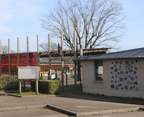 Photo de l'ntrée de l'école publique Niki de Saint-Phalle de Saint-Sulpice-la-Forêt.