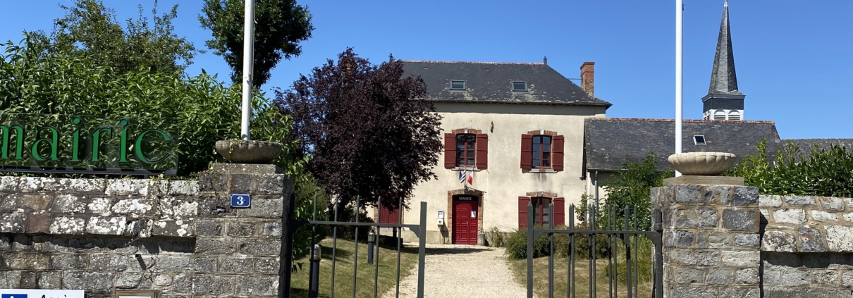 La Mairie de Saint-Sulpice-la-Forêt vue de la rue de l'Abbaye.