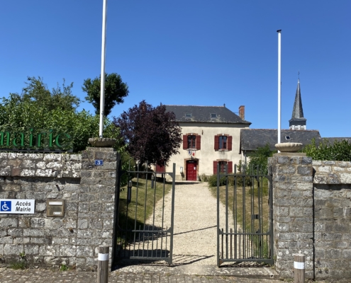 La Mairie de Saint-Sulpice-la-Forêt vue de la rue de l'Abbaye.