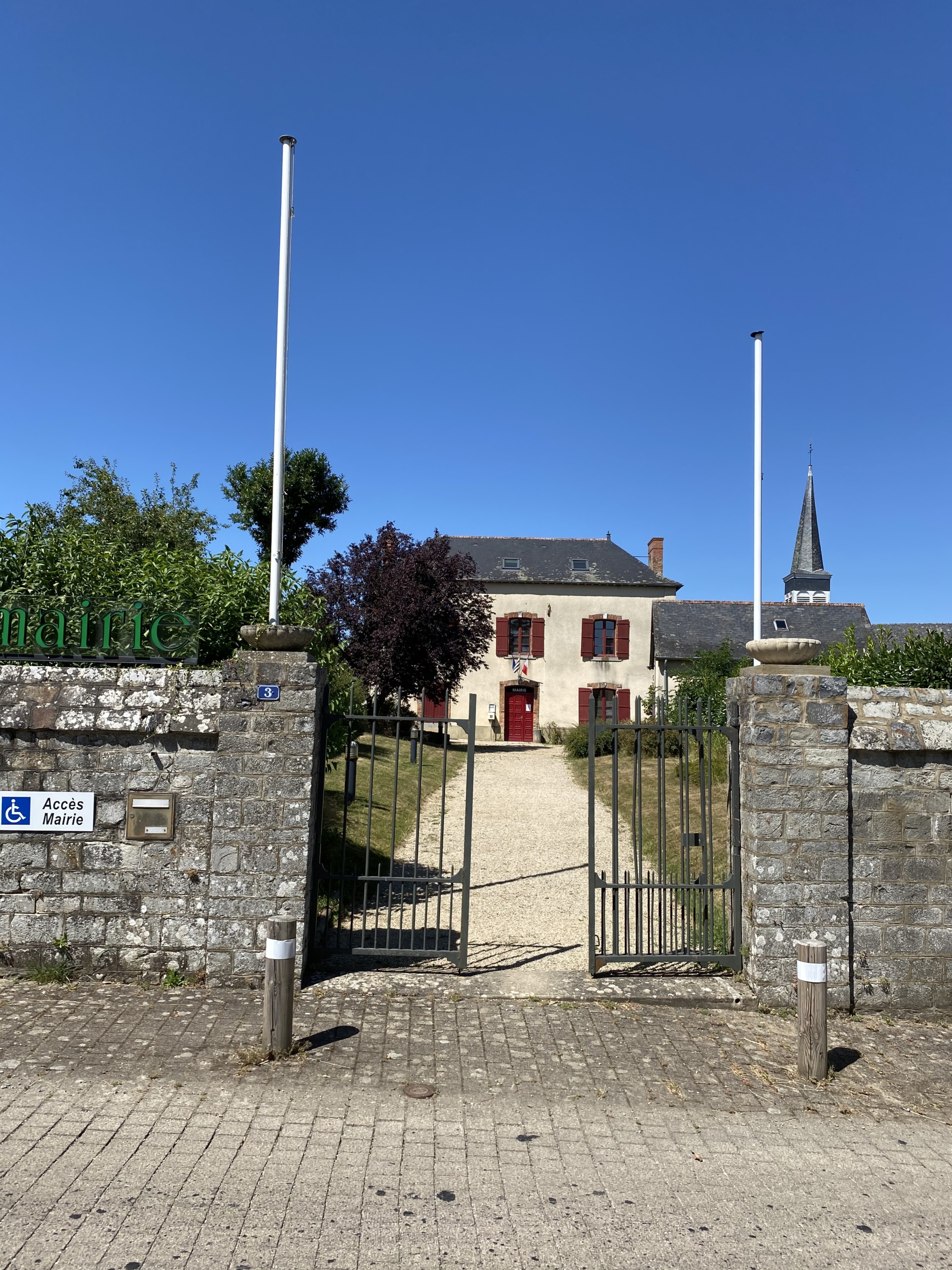 La Mairie vue du bout de l'allée.