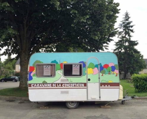 Caravane de la concertation sur le parking de la salle polyvalente.