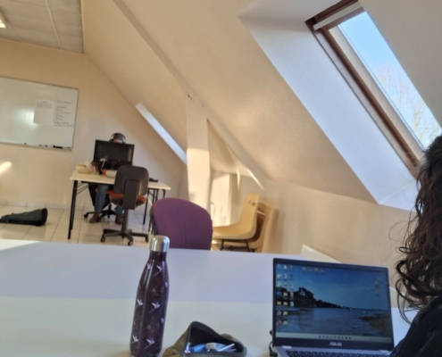 Photographie de la salle du coworking à Saint-Sulpice-la-Forêt.