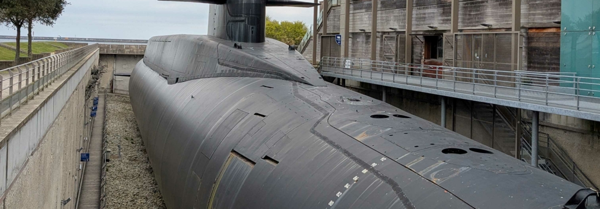 Photographie montrant le sous-marin français Le Redoutable présent à la Cité de la Mer à Cherbourg en Normandie.