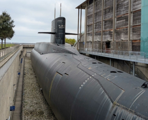 Photographie montrant le sous-marin français Le Redoutable présent à la Cité de la Mer à Cherbourg en Normandie.